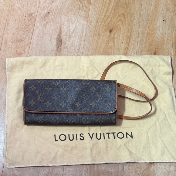 Louis Vuitton Handbags - Louis Vuitton Dark Brown Monogram crossbody preloved